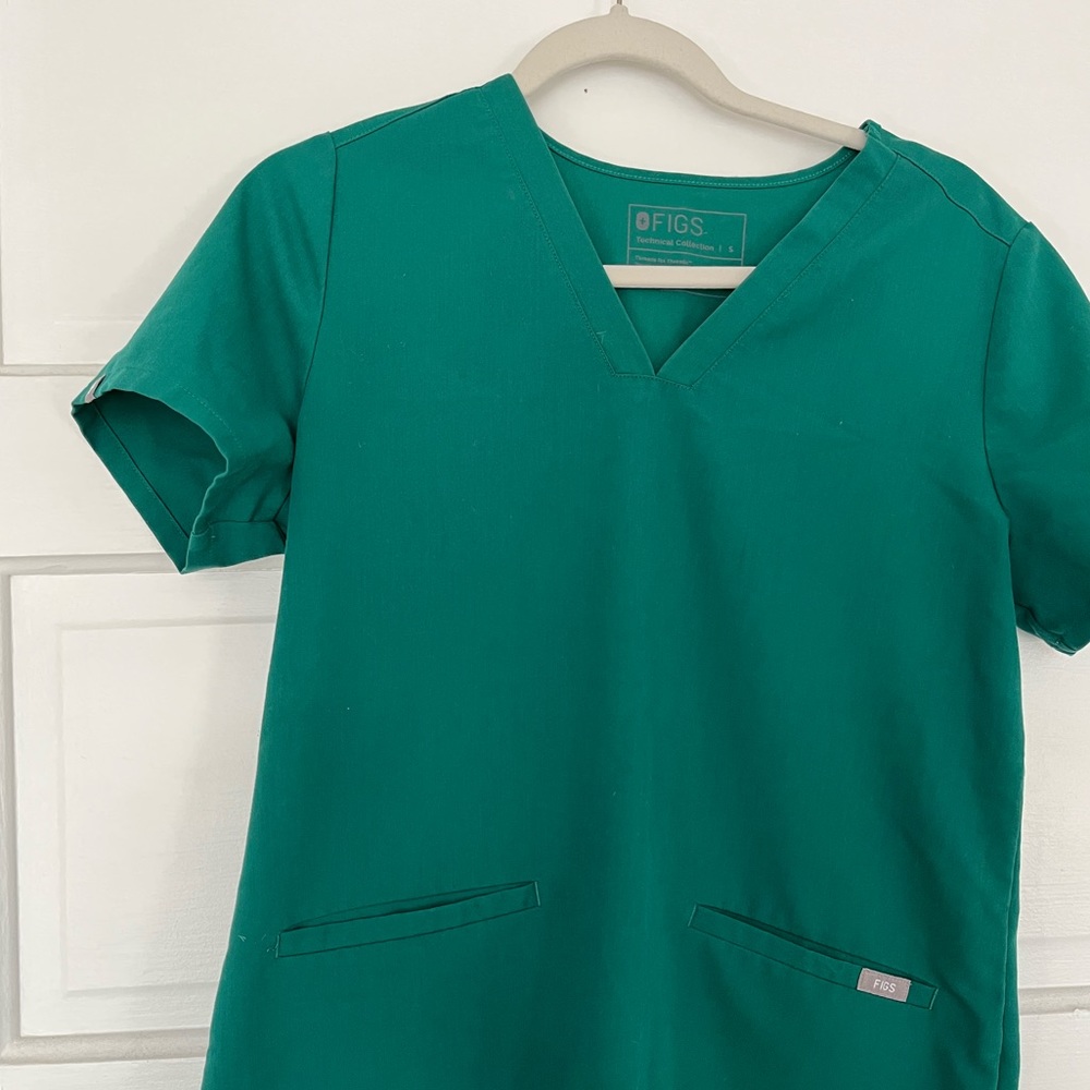 FIGS hunter green scrub:Zamora Jogger Scrub Pants & Casma Three-Pocket Scrub Top